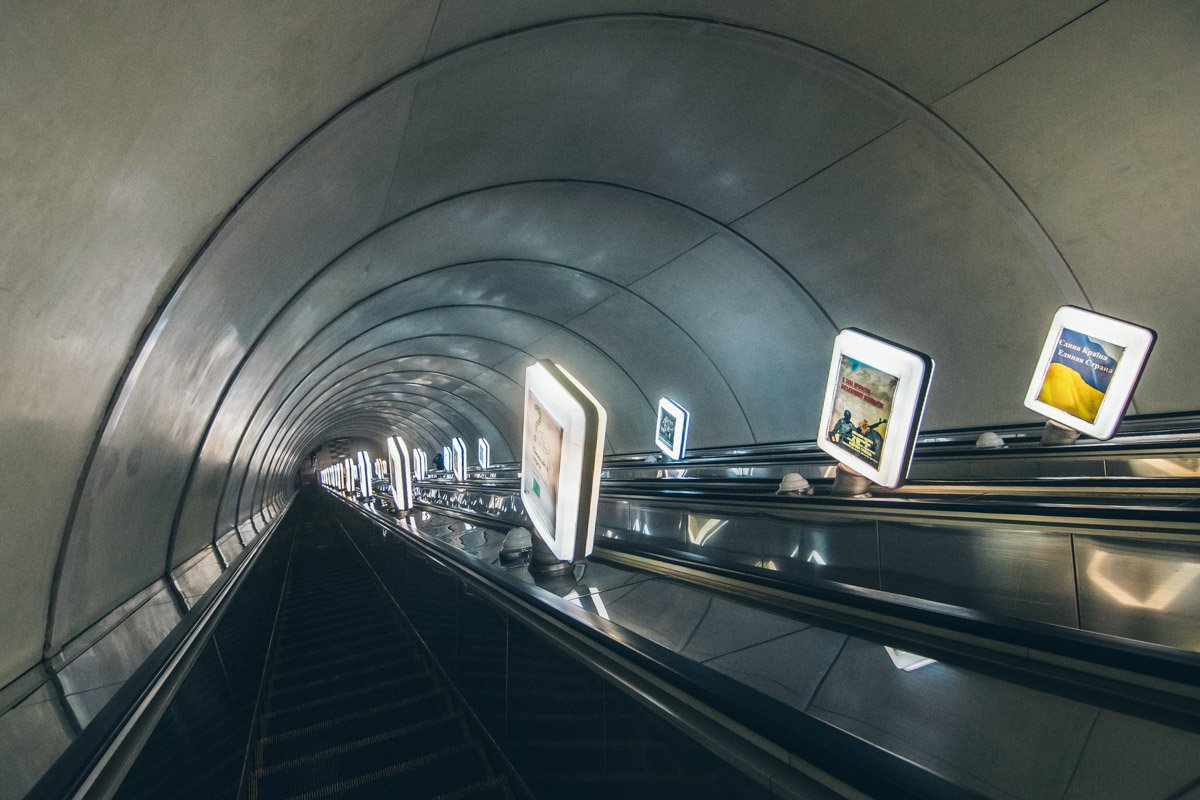 На станции имеется один наземный вестибюль, соединенный со платформой тремя эскалаторами