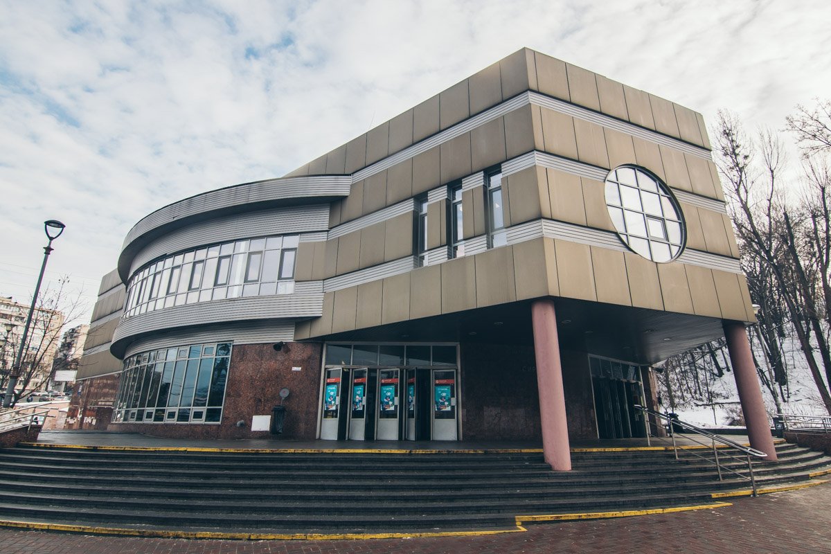 Рядом со станцией находятся одноименная железнодорожная станция и Сырецкий дендропарк.