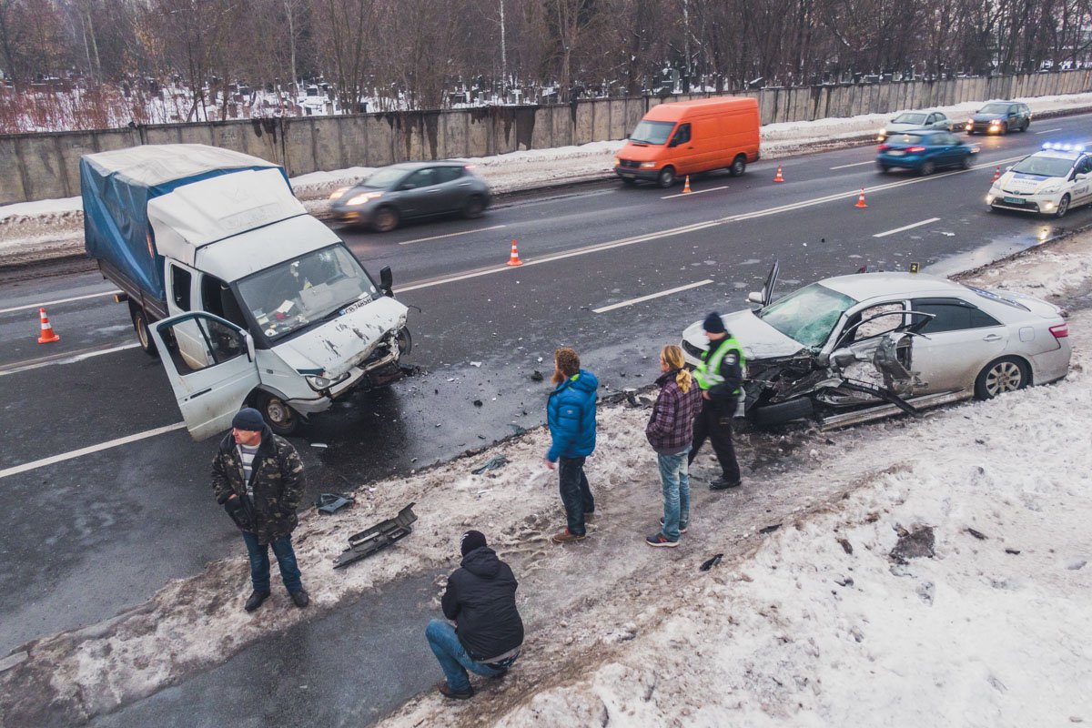 От удара Camry вылетела с проезжей части на тротуар, а грузовик перегородил две полосы движения