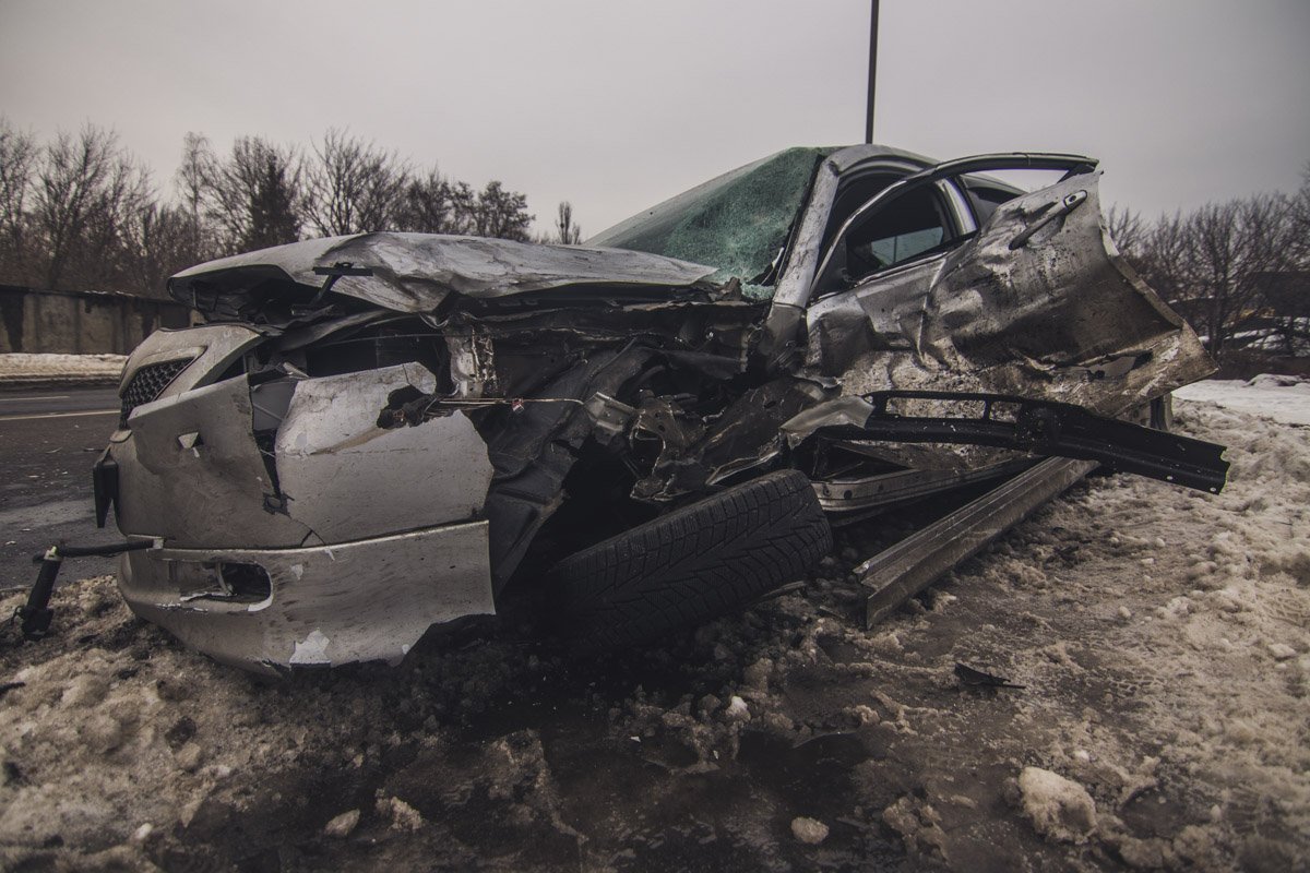 От удара Camry вылетела с проезжей части на тротуар