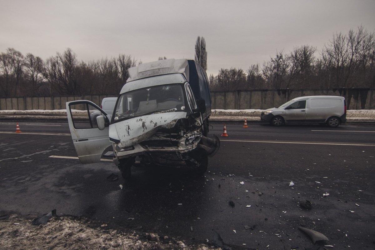 Грузовик перегородил две полосы движения