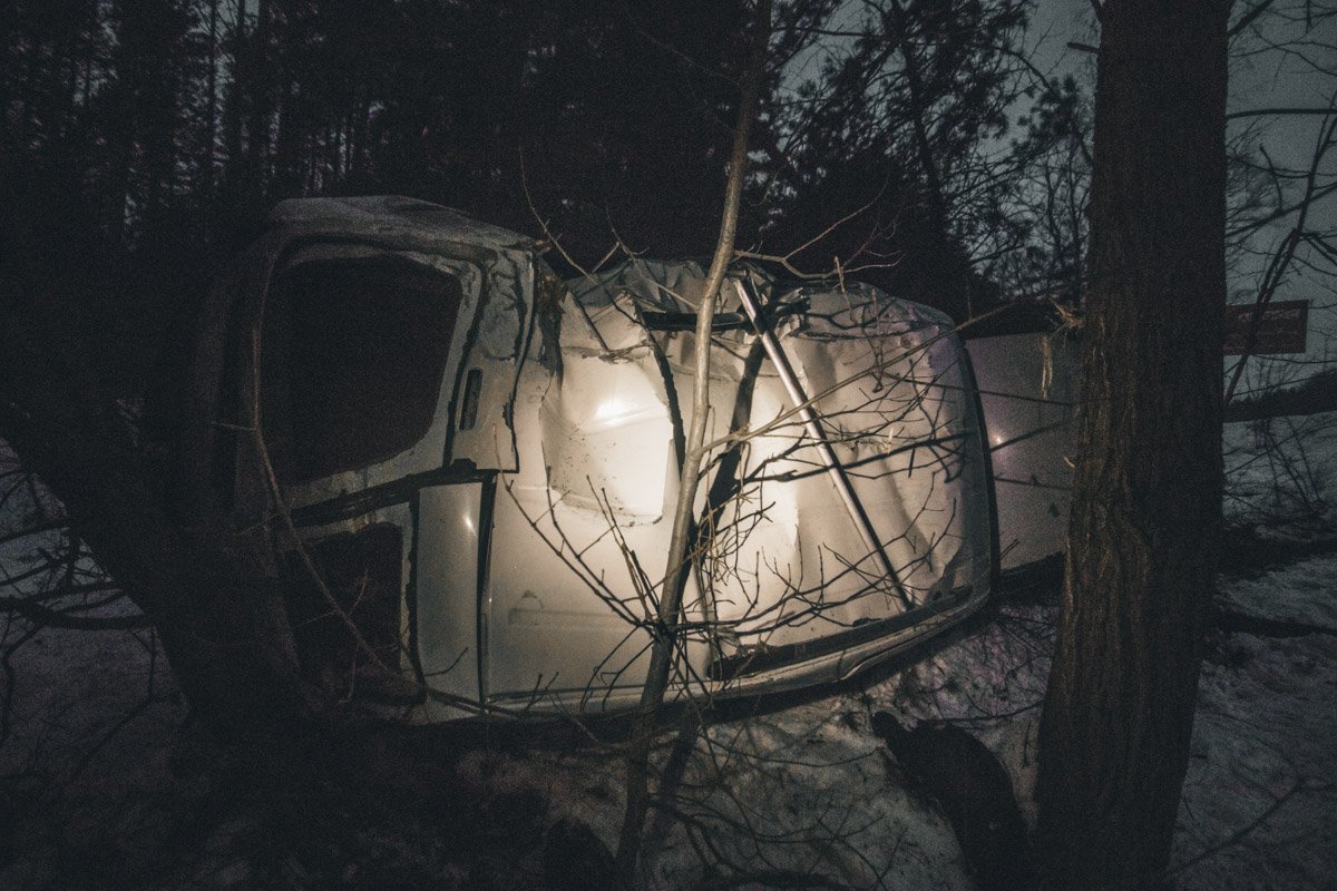 По предварительной информации, микроавтобус двигался по трассе в сторону улицы Вышгородской