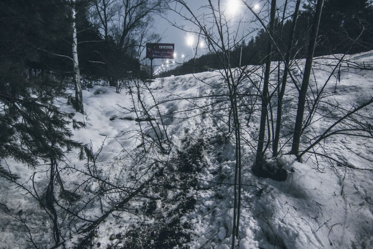  По неизвестным причинам Volkswagen занесло, он вылетел с дороги в кювет и перевернулся