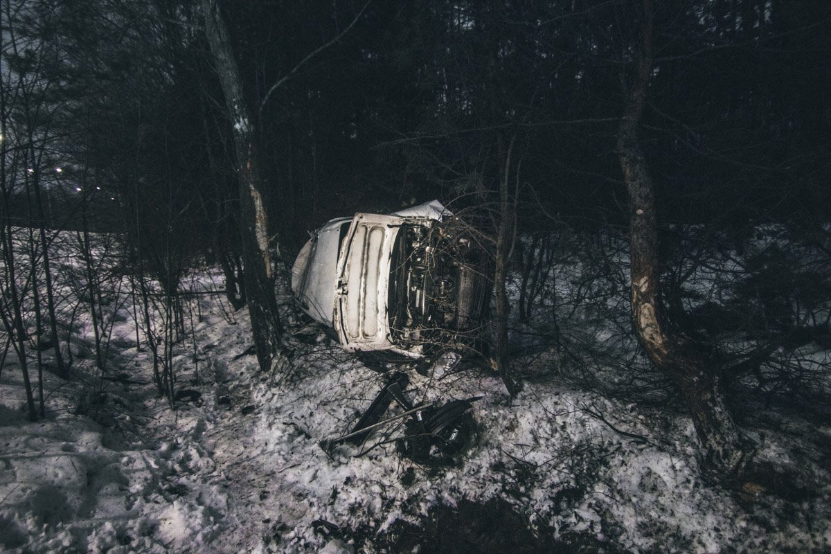 По неизвестным причинам Volkswagen занесло, он вылетел с дороги в кювет и перевернулся