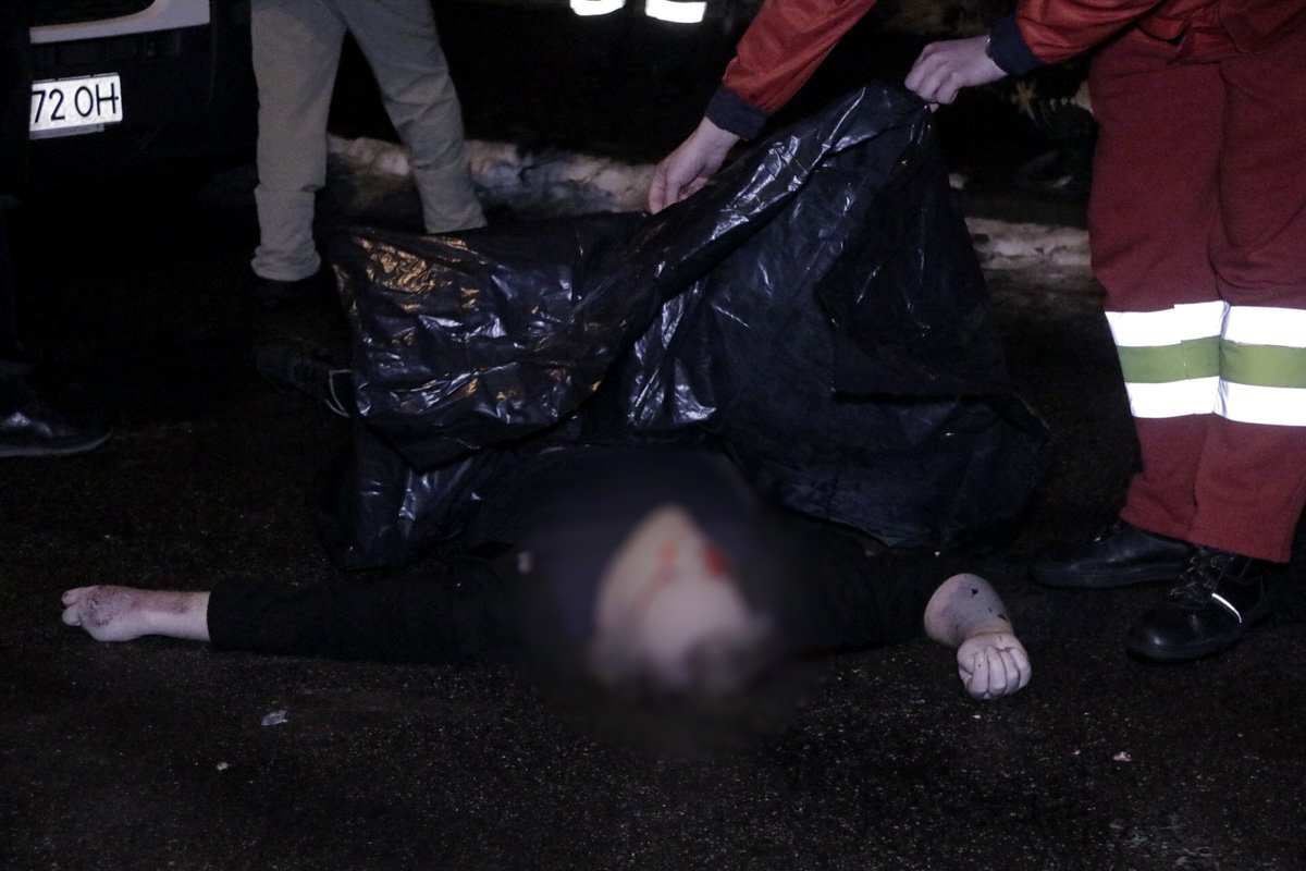 Полицейские опрашивают местных жителей и пытаются установить личность погибшего