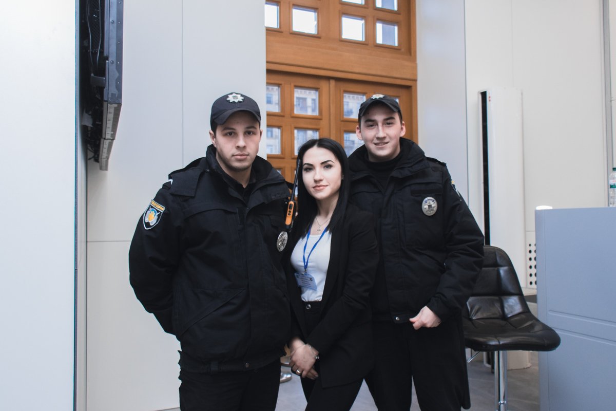 На входе в мэрию установлен пункт охраны, где вас встретят приветливые полицейские 