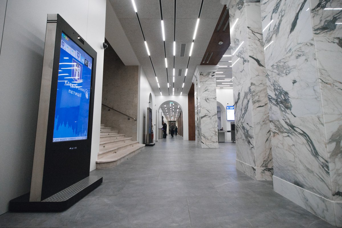 Коридор после реставрации выглядит просторным и светлым