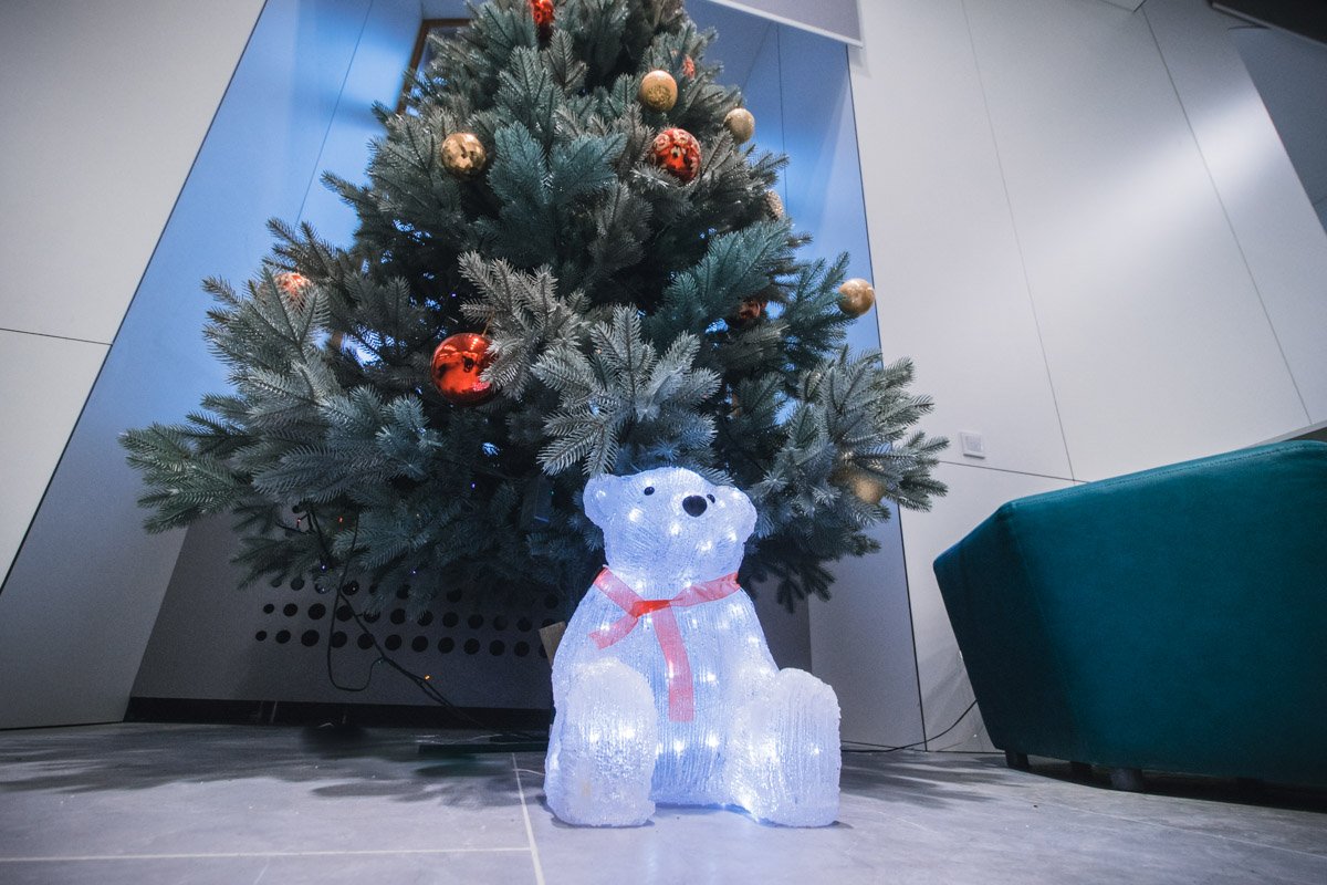 В холле еще царит новогодняя атмосфера 
