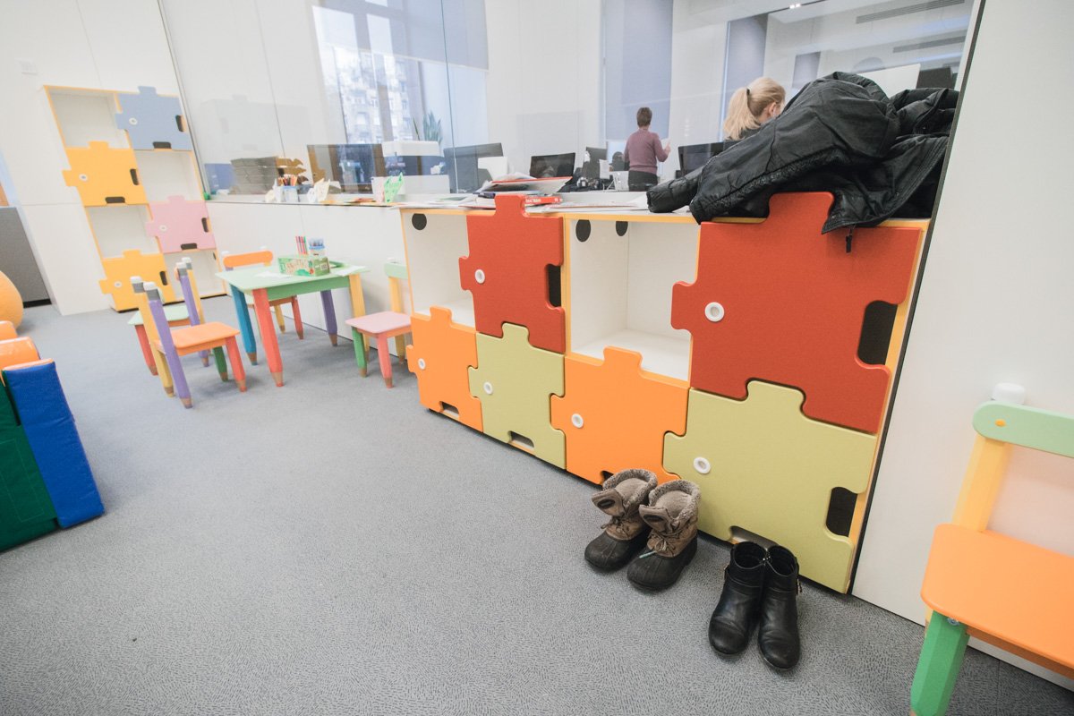 В детской комнате установили шкафчики для маленьких посетителей 