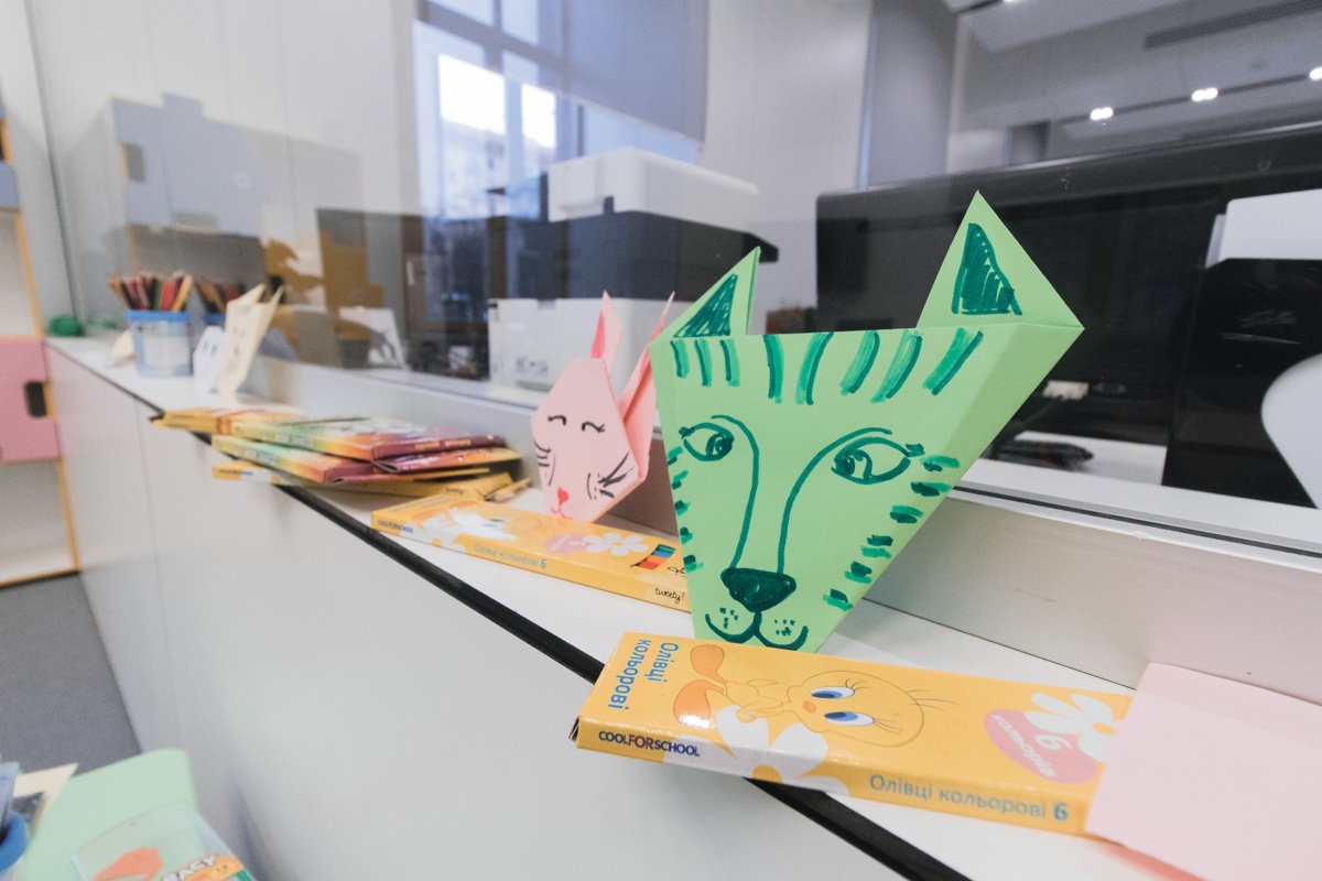 Дети могут не только порисовать и поиграть в настольные игры, но и узнать много нового об обязанностях и правах человека