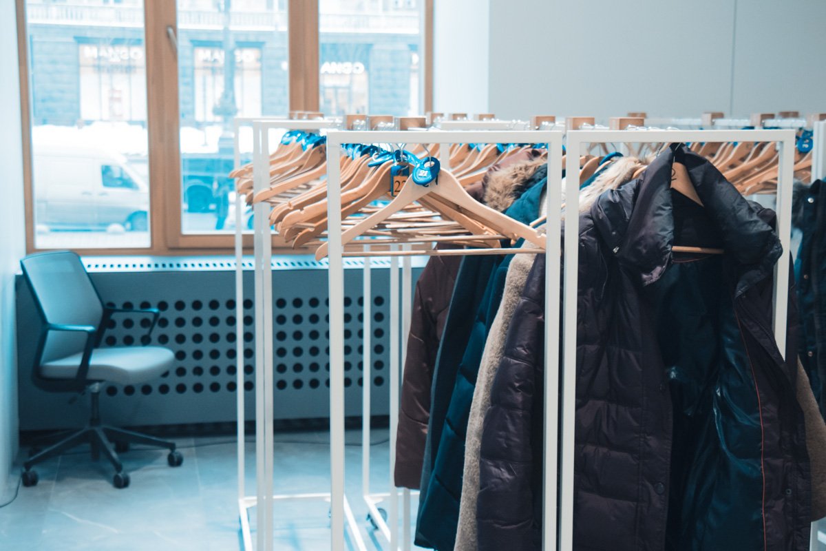 В просторном гардеробе хватит места для большого количества вещей