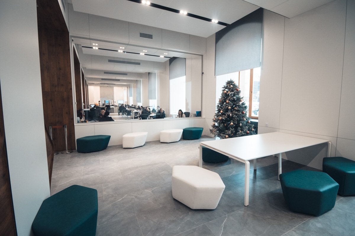 Ожидать свою очередь на прием можно в уютном пространстве с мягкими пуфиками 