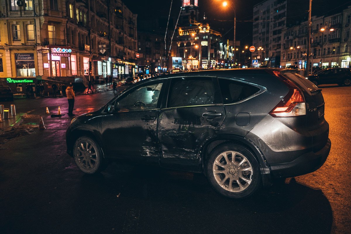 Напротив ТРЦ Gulliver столкнулись Mercedes и Honda Напротив ТРЦ Gulliver столкнулись Mercedes и Honda