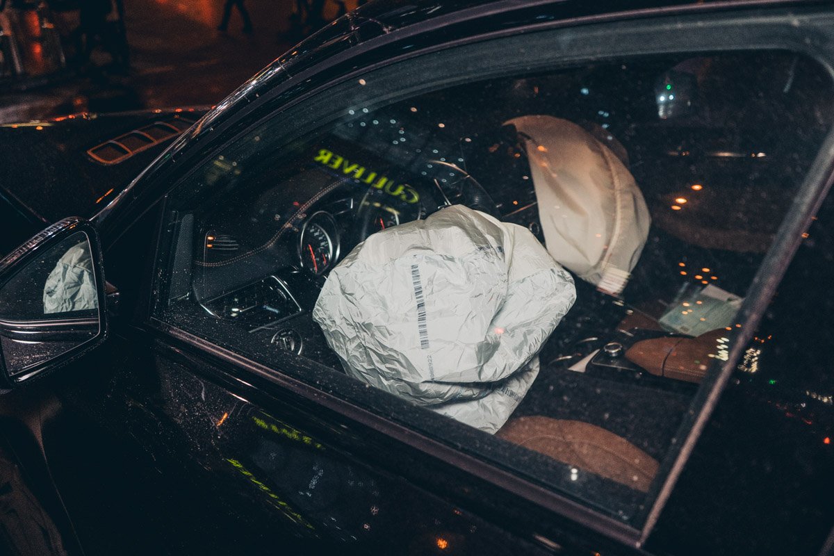 По словам водителя Mercedes, он поворачивал с улицы Бассейной на улицу Эспланадную на зеленый свет светофора По словам водителя Mercedes, он поворачивал с улицы Бассейной на улицу Эспланадную на зеленый свет светофора