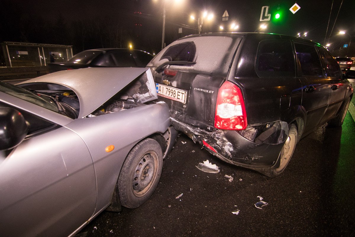 В пятницу, 18 января, в Киеве на Дорогожичах произошло ДТП с участием пяти машин В пятницу, 18 января, в Киеве на Дорогожичах произошло ДТП с участием пяти машин