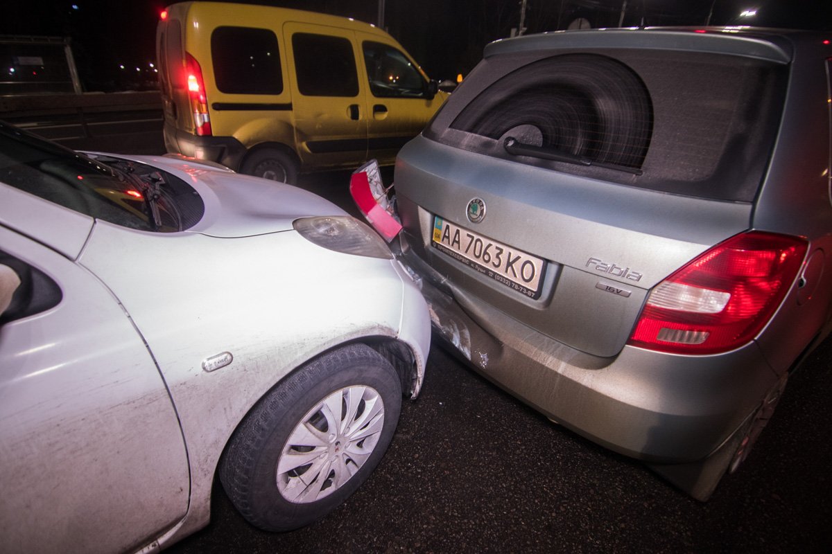 Столкнулись автомобили Range Rover, Daewoo Nubira, Chevrolet Lacceti, Nissan Micra и Skoda Fabia Столкнулись автомобили Range Rover, Daewoo Nubira, Chevrolet Lacceti, Nissan Micra и Skoda Fabia