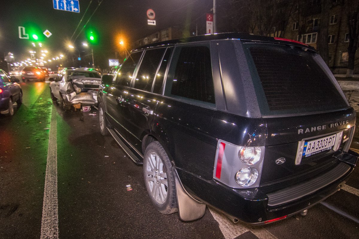 В этот момент Range Rover на высокой скорости летел на красный свет и въехал в Daewoo В этот момент Range Rover на высокой скорости летел на красный свет и въехал в Daewoo