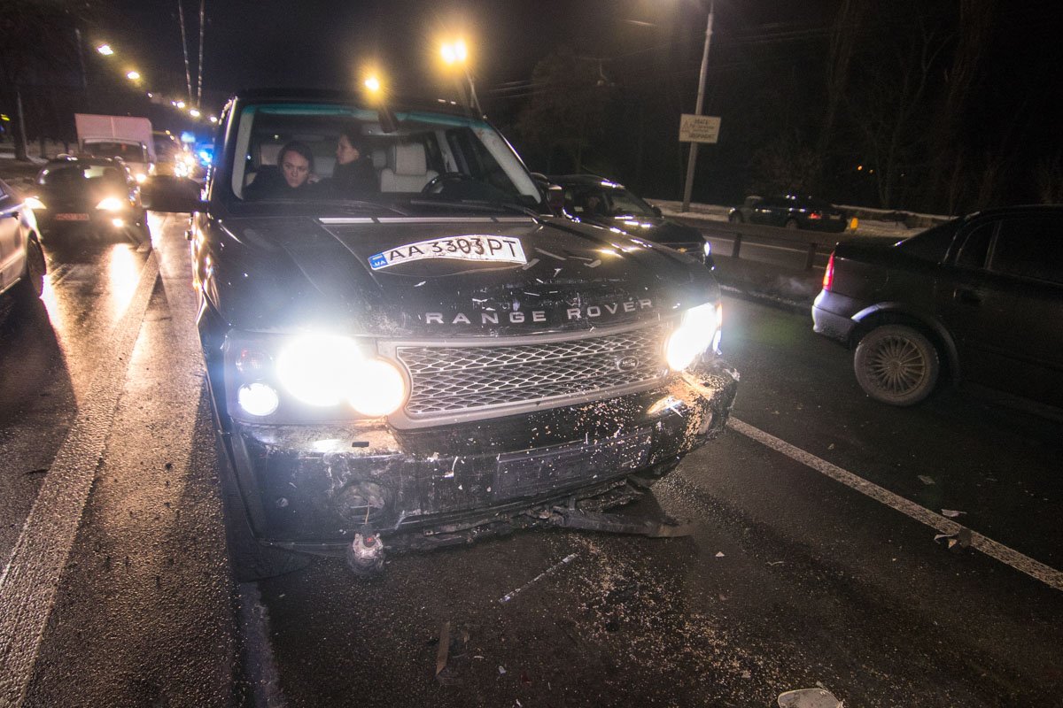 Во внедорожнике ехали четыре человека: две женщины и два мужчины с явными признаками алкогольного опьянения Во внедорожнике ехали четыре человека: две женщины и два мужчины с явными признаками алкогольного опьянения
