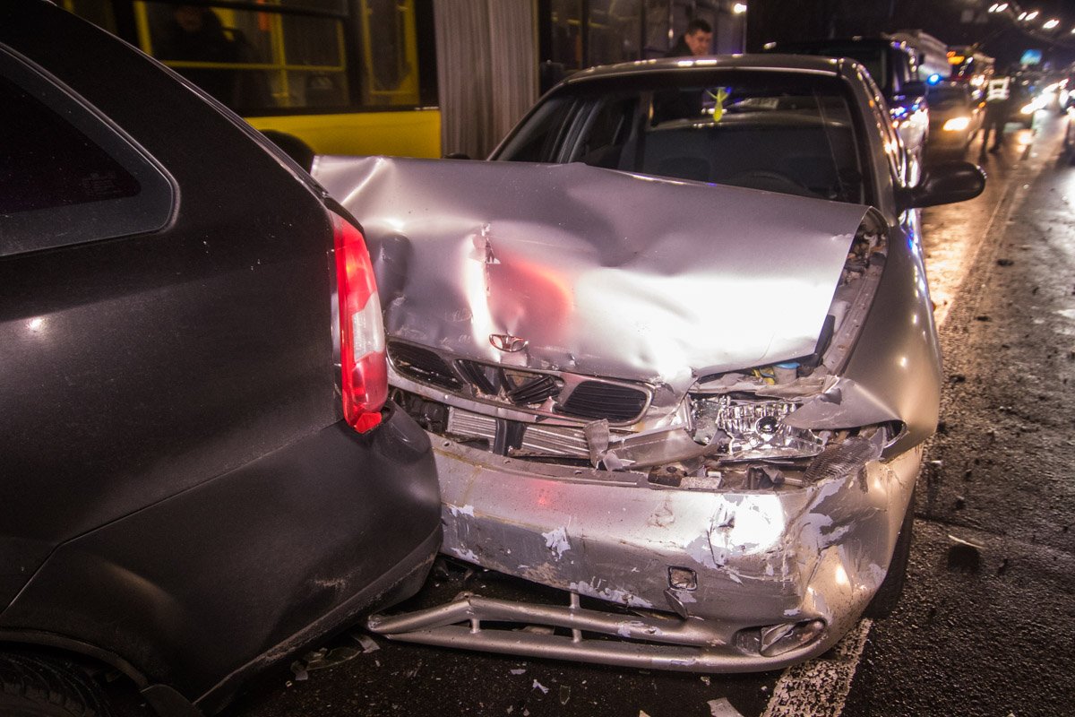 Очевидцы сообщили патрульным, что за рулем находился один из пьяных мужчин Очевидцы сообщили патрульным, что за рулем находился один из пьяных мужчин