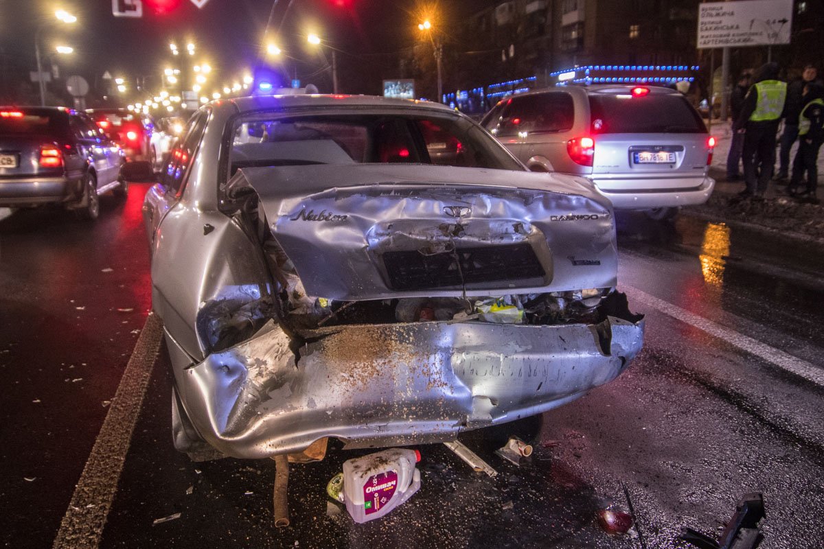 Но он утверждал, что машину вела его жена Но он утверждал, что машину вела его жена