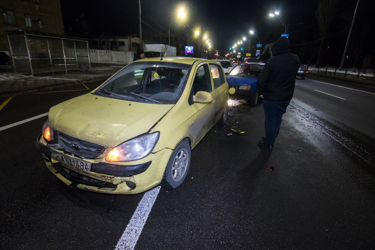 Сначала столкнулись Citroen и Hyundai, после чего «корейца» догнала «Таврия»