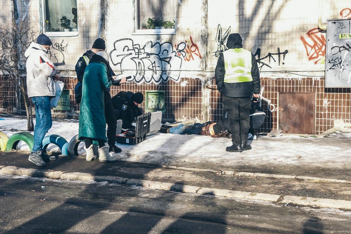 19 января возле подвала жилого дома по адресу улица Радужная, 3б обнаружили труп мужчины 19 января возле подвала жилого дома по адресу улица Радужная, 3б обнаружили труп мужчины