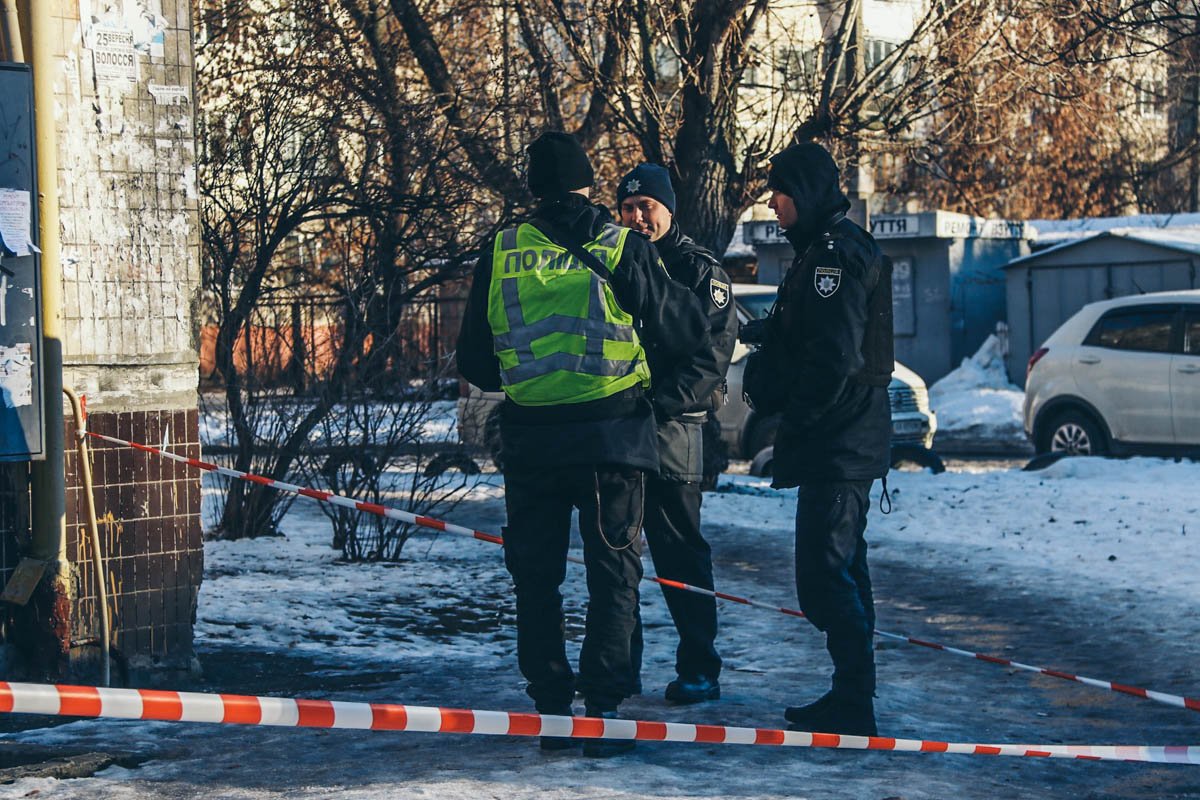 На его одежде, прибывшие на место происшествия полицейские, обнаружили следы крови На его одежде, прибывшие на место происшествия полицейские, обнаружили следы крови