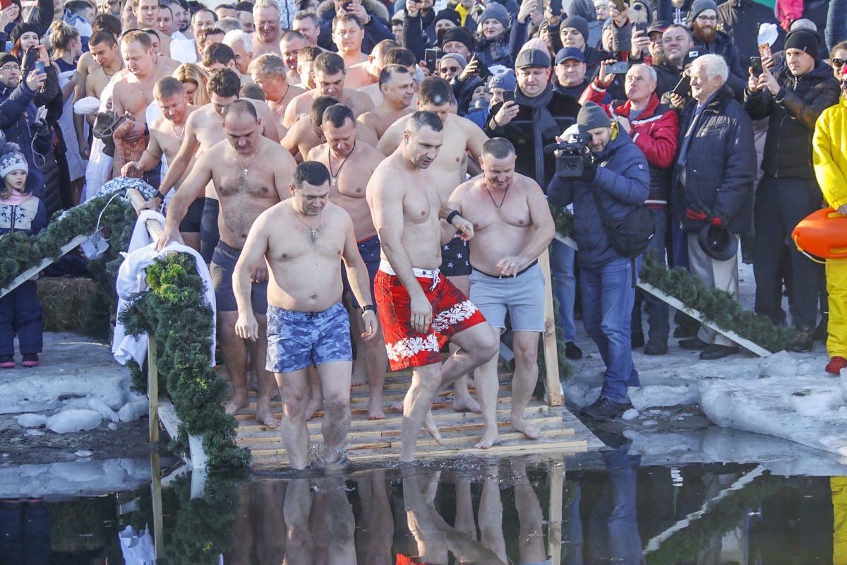 В парке «Наталка» на Оболони желающие окунуться в Днепр собрались вместе с мэром Киева Виталием Кличко