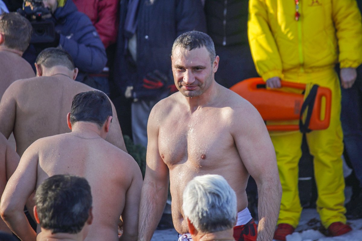 В то время когда для кого-то купание в проруби - испытание, Виталий Кличко получает искреннее удовольствие от процесса