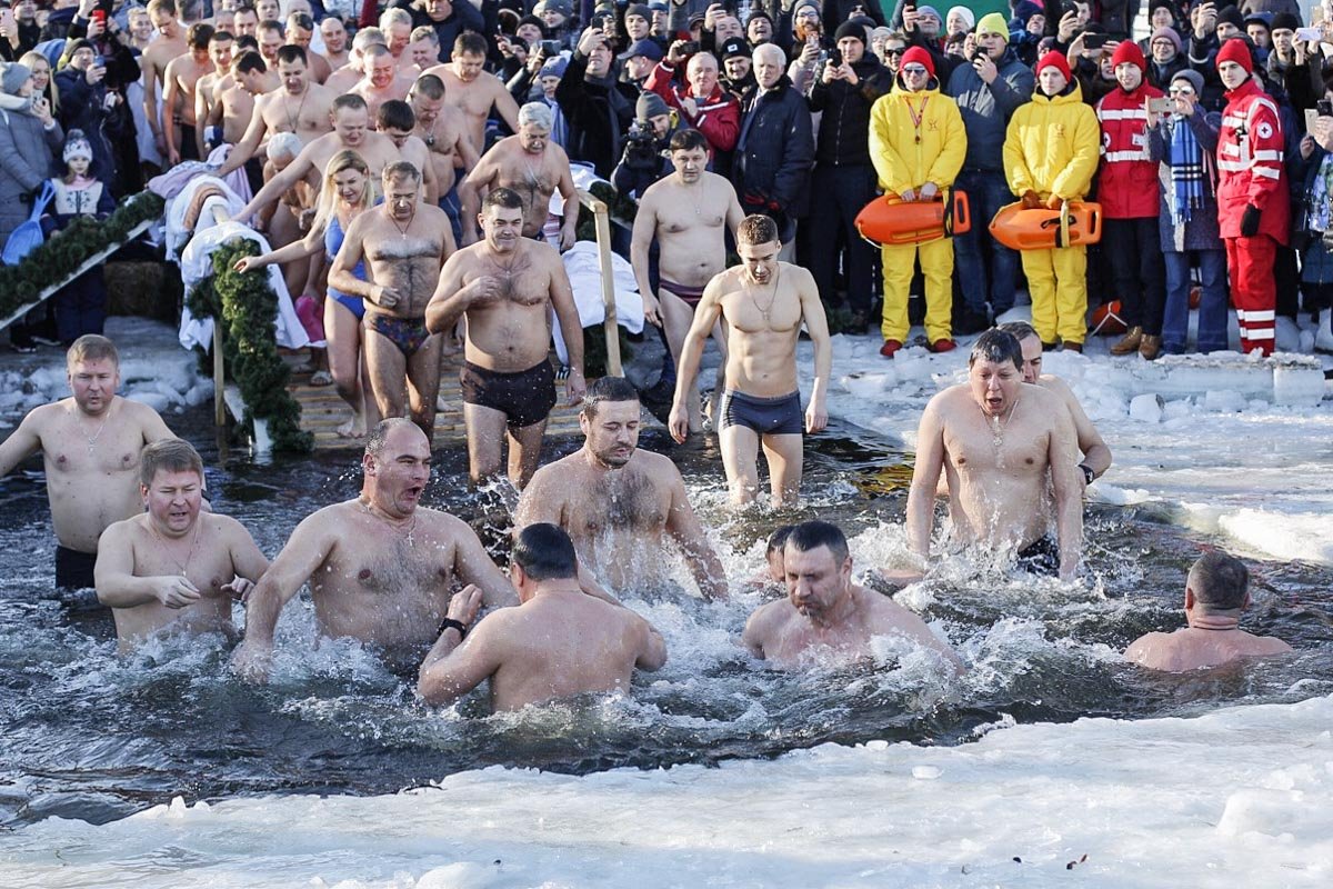 Сбылась мечта многих киевлян - Виталий купается в холодной воде 