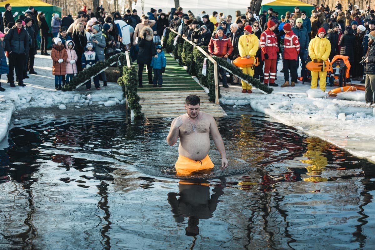 В светлый праздник Крещения существует всем известная традиция нырять в прорубь В светлый праздник Крещения существует всем известная традиция нырять в прорубь