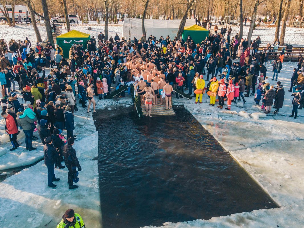Возле проруби дежурили спасатели и медики, но, к счастью, их помощь не понадобилась Возле проруби дежурили спасатели и медики, но, к счастью, их помощь не понадобилась