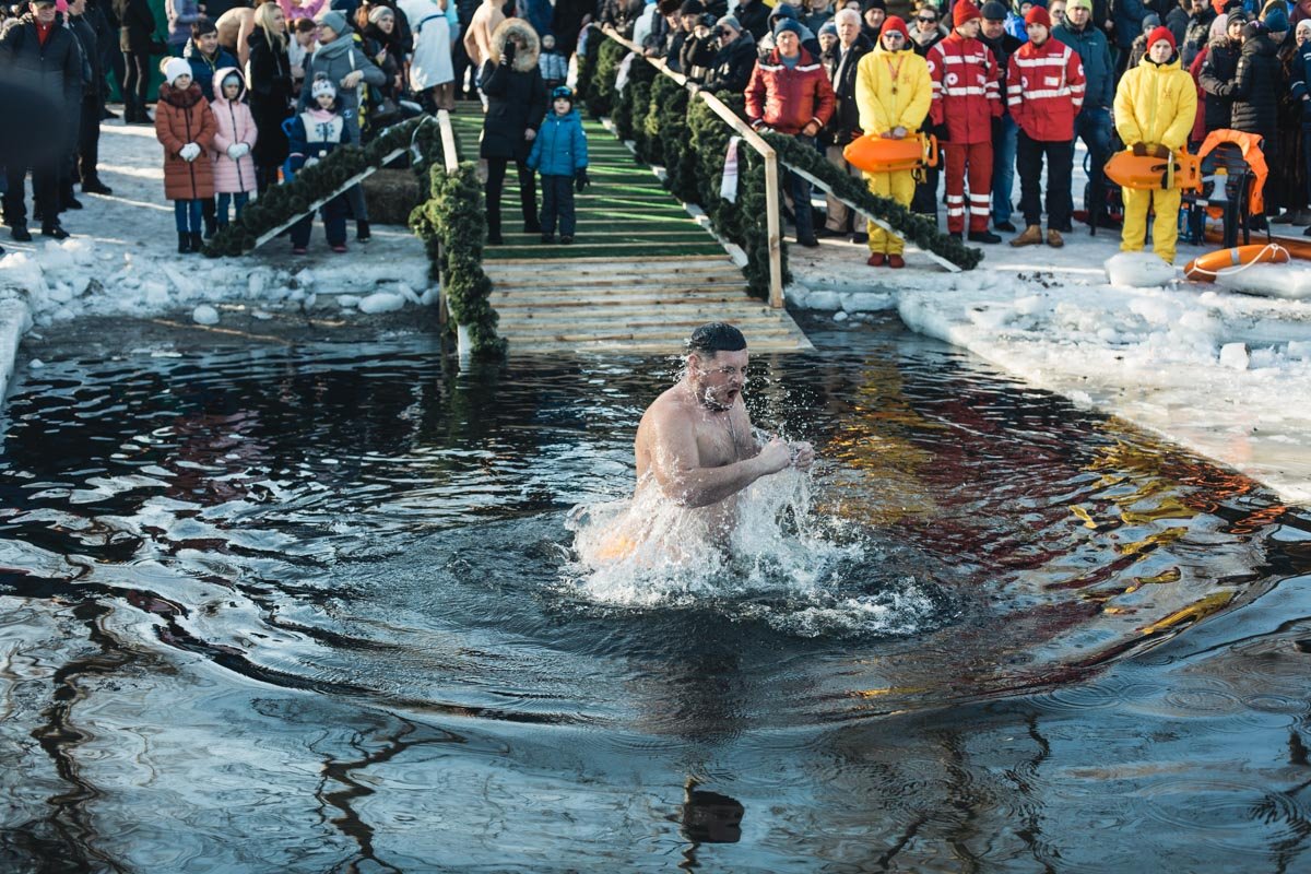 Окунуться в студеную воду непросто, однако многие верят что в день Крещения она имеет свойство исцелять Окунуться в студеную воду непросто, однако многие верят что в день Крещения она имеет свойство исцелять