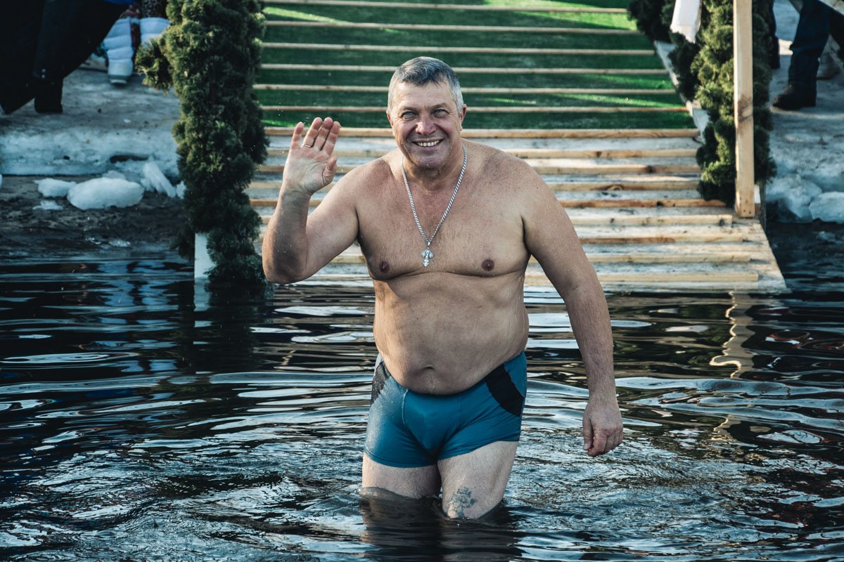 Искренне радуется празднику Искренне радуется празднику