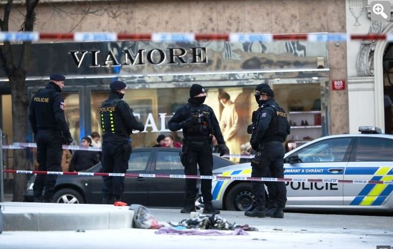 На месте происшествия дежурят полицейские