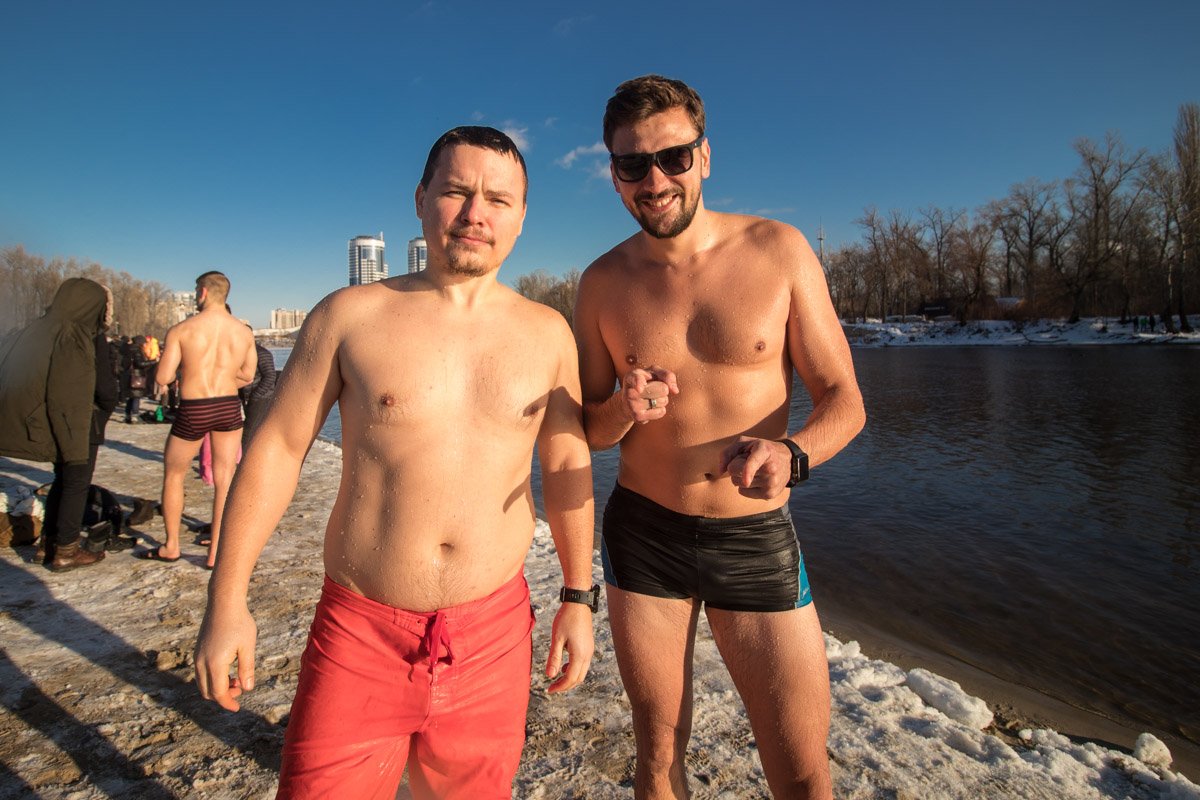 С такими-то плавками и в холодную воду не страшно