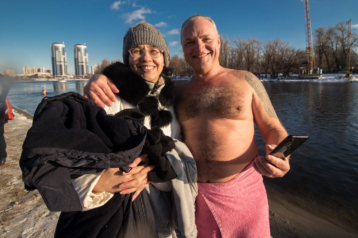 Не все желали в этот день раздеваться на берегу Днепра