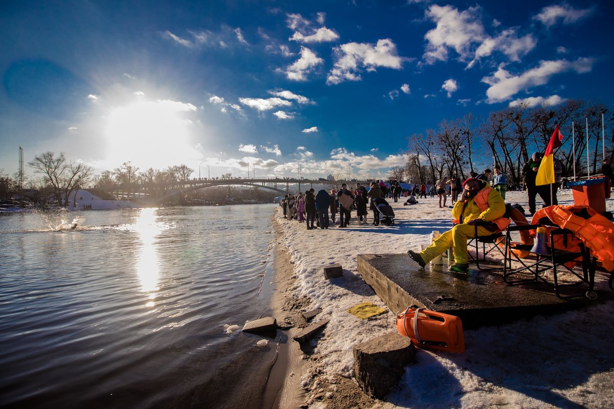 Спасатели тепло оделись и, попивая горячий чай, наблюдали за интереснейшим действом