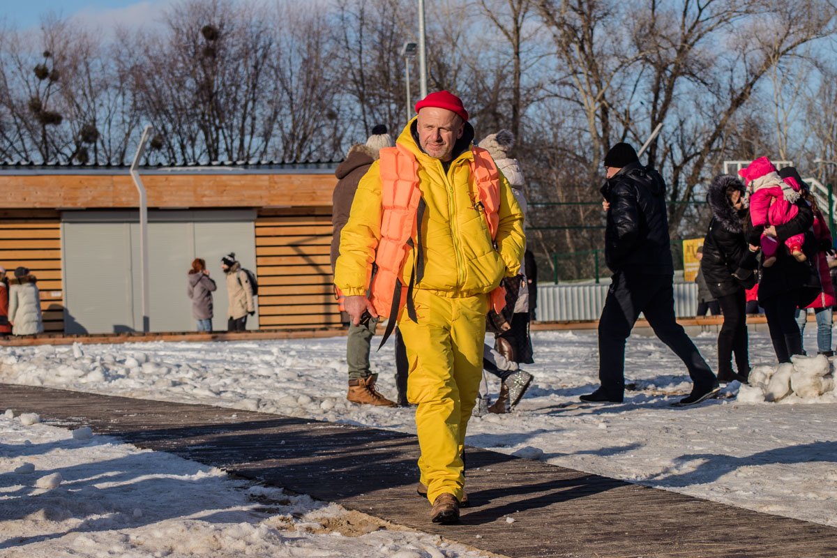 Спасатель смотрит на большие успехи, пришедших на Крещение