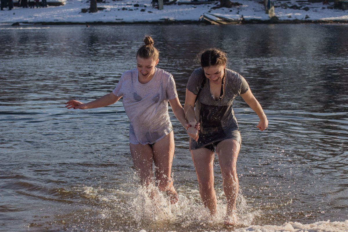 Насчет горящей избы неизвестно, а вот в ледяную воду вошли