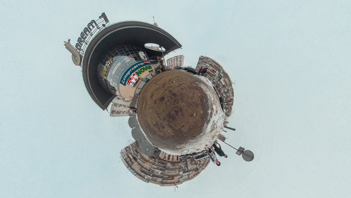 В таком ракурсе каждая локация Киева выглядит как отдельная планета