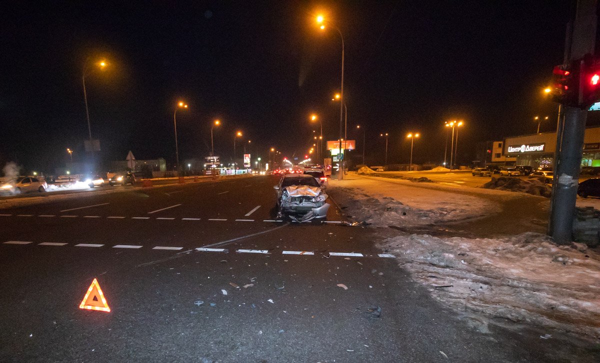 По предварительной информации, Renault ехал в сторону Гостомельской трассы, влетел в Mitsubishi, от чего Symbol развернуло на 180 градусов
