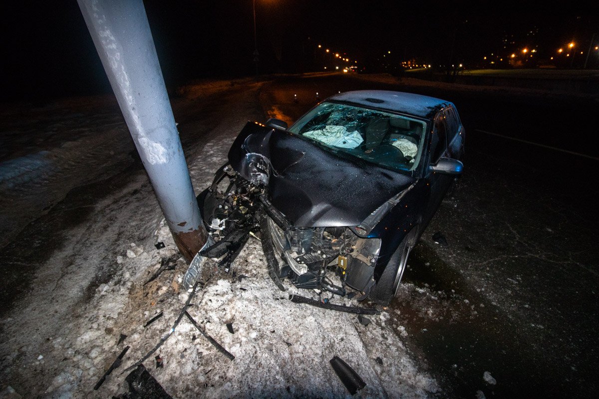 По предварительной информации, автомобиль Audi А3 двигался на высокой скорости и не справился с управлением на скользкой дороге