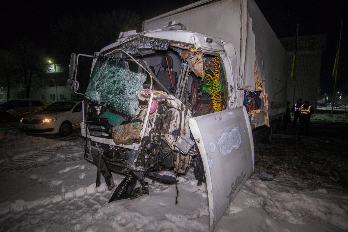 На Одесской трассе возле поворота на Чабаны столкнулись два грузовика, один из водителей скончался на месте