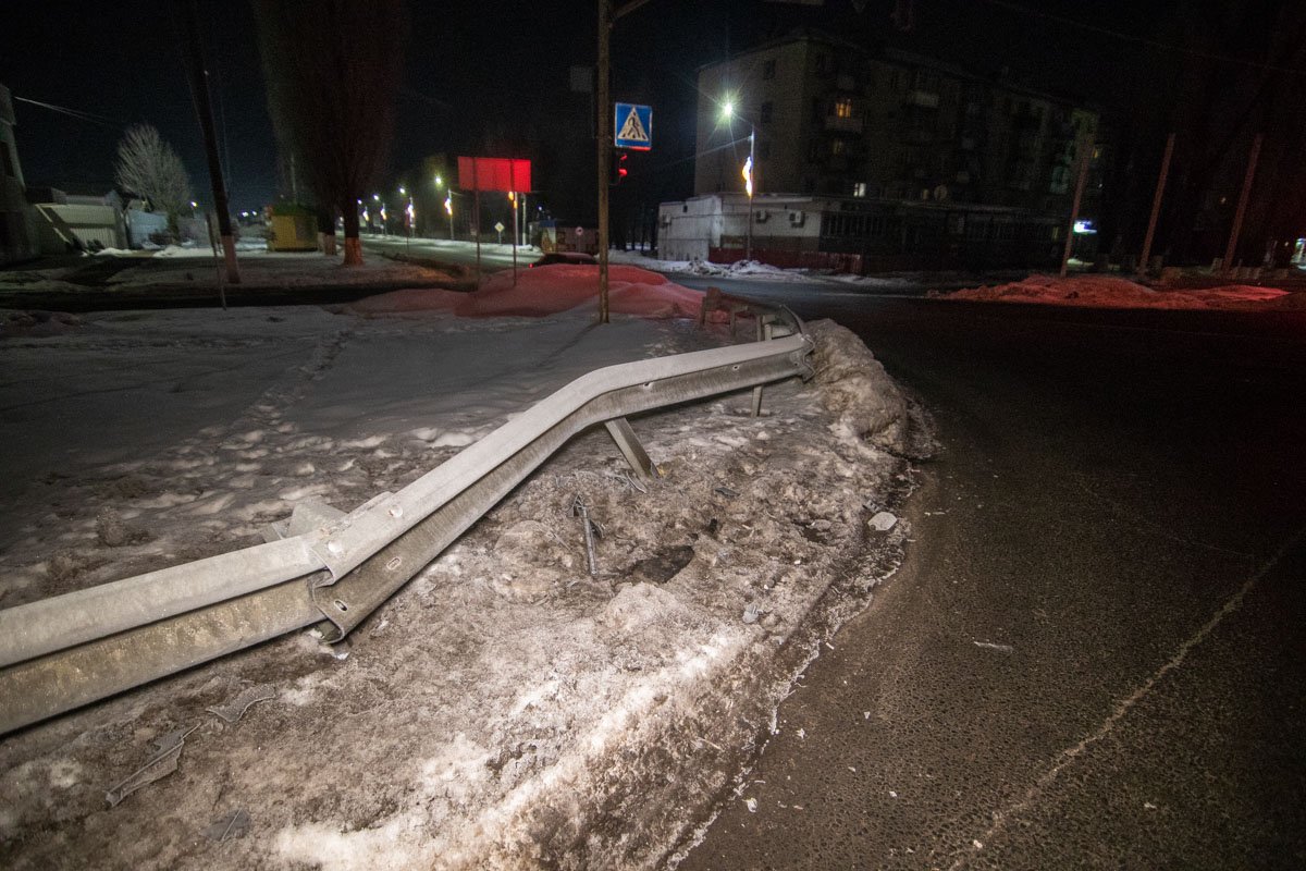 По предварительной информации, водитель одного из автомобилей не справился с управлением и въехал в отбойник