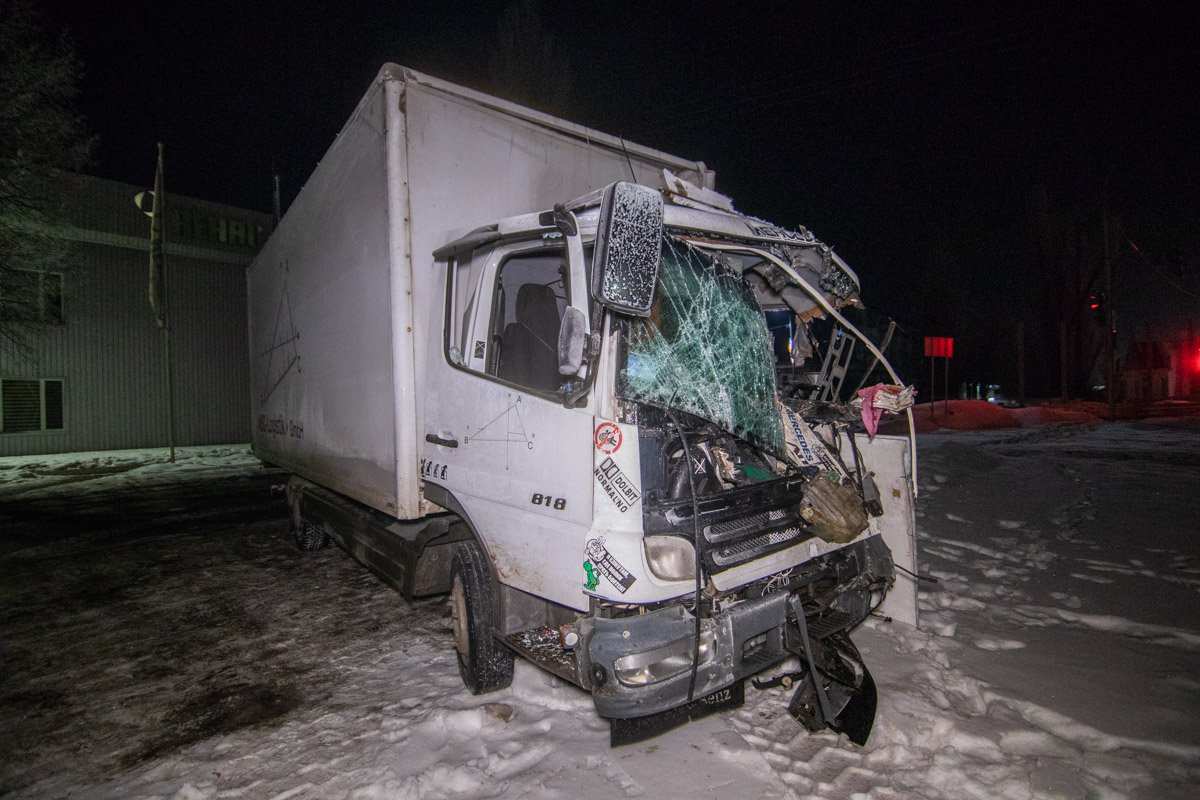 Сзади его догнал второй грузовик, водителя которого от удара буквально впечатало в сидение лобовым стеклом