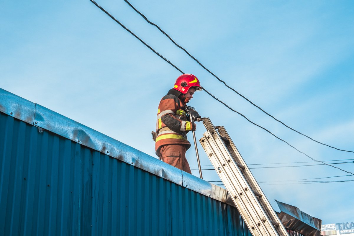 Прибывшим на место пожарным удалось не допустить распространения огня