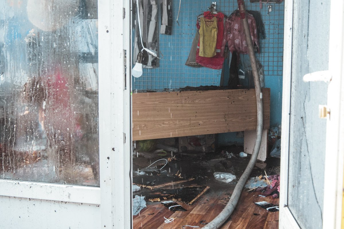 В момент начала пожара внутри были продавцы