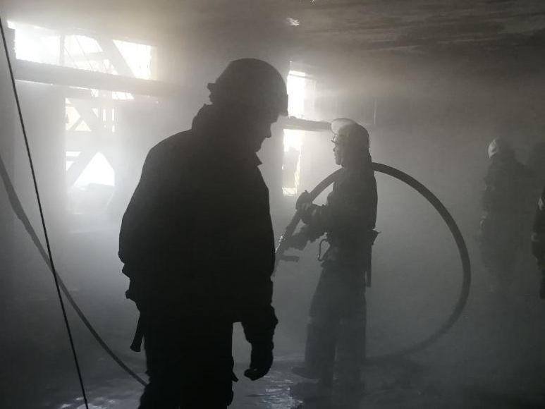 В Киеве загорелось трехэтажное здание, расположенное в индустриальной зоне В Киеве загорелось трехэтажное здание, расположенное в индустриальной зоне