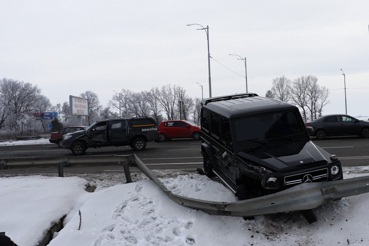 Столкнулись Toyota Hilux и Mercedes-Benz G-класс - Gelandewagen Столкнулись Toyota Hilux и Mercedes-Benz G-класс - Gelandewagen